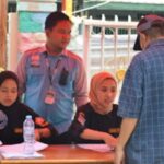 Sudin Sosial Jakbar Distribusikan 430 Kartu Lansia di Kelurahan Angke
