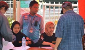 Sudin Sosial Jakbar Distribusikan 430 Kartu Lansia di Kelurahan Angke