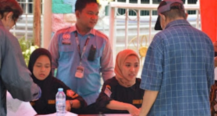 Sudin Sosial Jakbar Distribusikan 430 Kartu Lansia di Kelurahan Angke