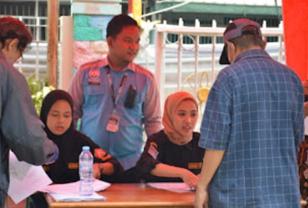 Sudin Sosial Jakbar Distribusikan 430 Kartu Lansia di Kelurahan Angke