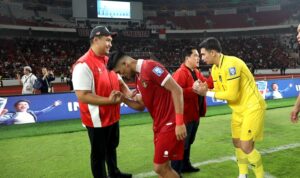 6225Menang-6-0-Atas-Brunei--Menpora-Dito-dan-Ketum-PSSI-Turun-ke-Lapangan-Ucapkan-Selamat-kepada-Pemain