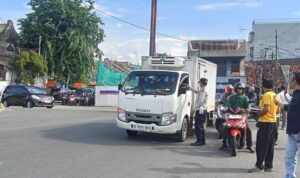 Sambut Natal dan Tahun Baru, ActualNews.Id bagikan 300 nasi kotak dan menggelar edukasi keselamatan berkendara bersama Dishub dan Kepolisian dalam rangka menyambut Natal dan Tahun Baru di Tambora (4)