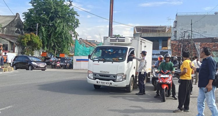 Sambut Natal dan Tahun Baru, ActualNews.Id bagikan 300 nasi kotak dan menggelar edukasi keselamatan berkendara bersama Dishub dan Kepolisian dalam rangka menyambut Natal dan Tahun Baru di Tambora (4)