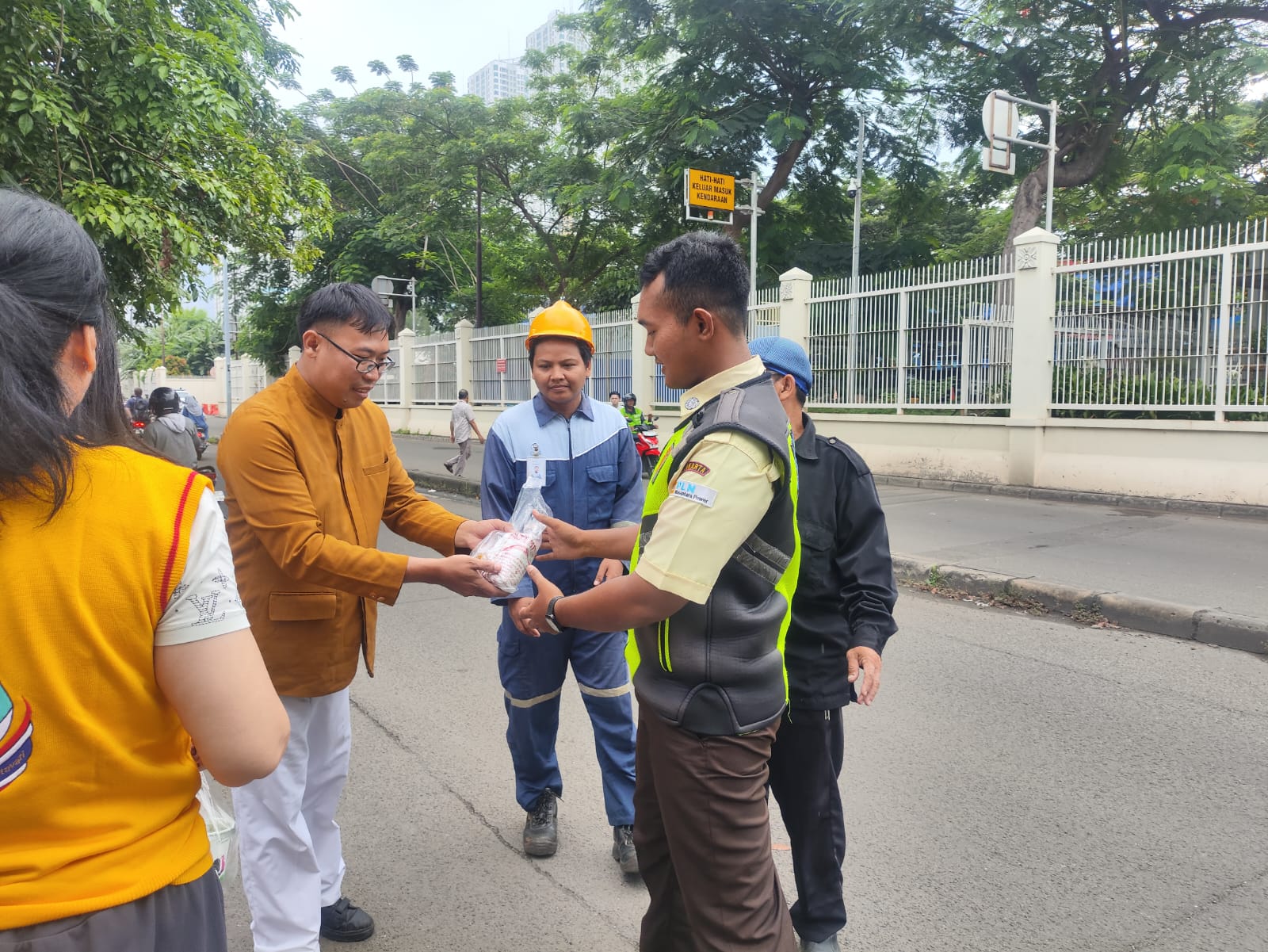 Romo Rafian - Pengurus Vihara Hemadhiro Mettavati & Rohaniwan Dhammaduta Indonesia Berbagi Nasi Bungkus