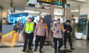 Brimob Polda Metro Jaya Pastikan Keamanan Di Terminal Pulo Gebang, Pasca Lebaran Arus Penumpang Berjalan Aman dan Tertib (1)