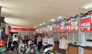Brimob Polda Metro Jaya Patroli dan Antisipasi Lonjakan Arus Balik Lebaran 2026 di Terminal Kalideres (1)