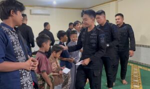 Brimob Polda Metro Jaya Santuni 17 Anak Yatim dan Gelar Doa Bersama di Masjid At-Taubah Kwitang (3)