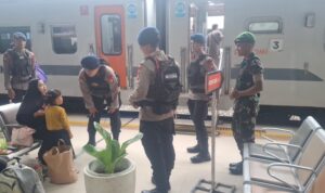 Brimob Polda Metro Jaya Sterilisasi Stasiun Pasar Senen, Amankan Arus Balik Lebaran 2026 (2)