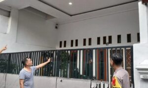 Jaga Keamanan Saat Mudik Lebaran, Polsek Cengkareng dan Warga Patroli Rumah Kosong