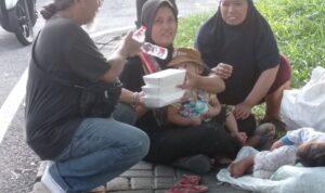 Pendopo Limo Berbagi 100 Paket Takjil di Jalan Raya Kresek dan Komplek Kosambi Baru (3)