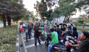 Tak Sekadar Liput Berita, Pokja PWI Wali Kota Jakarta Barat Aksi Sosial Berbagi Takjil di Ramadan 2026 (4)
