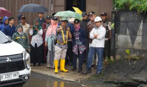 Wali Kota Jakarta Barat Tinjau Perbaikan Drainase Jalan 1 Maret, Respons Keluhan Genangan Warga (2)