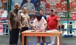 Petinju profesional andalan HS Boxing Camp, Sunan Agung Amoragam, resmi menandatangani kontrak perebutan Sabuk Emas