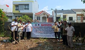 Lurah Pegadungan Klarifikasi Penanganan Sampah dan Bangunan Liar di Jalan Jambu Air (1)