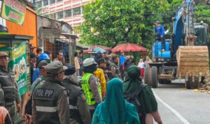 Belasan Bangunan Liar di Atas Saluran Air Dibongkar, Warga Cengkareng Timur Apresiasi Pemkot Jakbar (1)