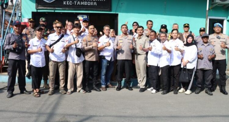 Kapolres Metro Jakarta Barat Sambangi Warga Jembatan Lima, Perkuat Sinergi Jaga Kamtibmas (2)