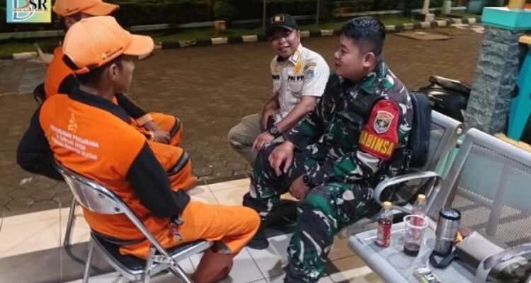 Perkuat Keamanan Lingkungan Kembangan, Babinsa Koptu Niko Perdana Gelar Patroli Sambang dan PAM Swakarsa