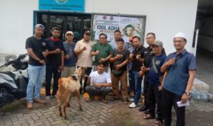 Pokja Wali Kota PWI Jakarta Barat Sembelih 6 Ekor Kambing Kurban, Tebar Manfaat di Iduladha 1447 H (2)