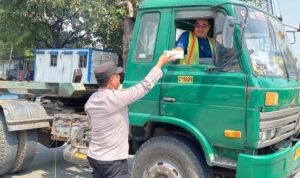 Polres Pelabuhan Tanjung Priok Bagikan 100 Nasi Box dan Sosialisasikan Layanan Darurat 110