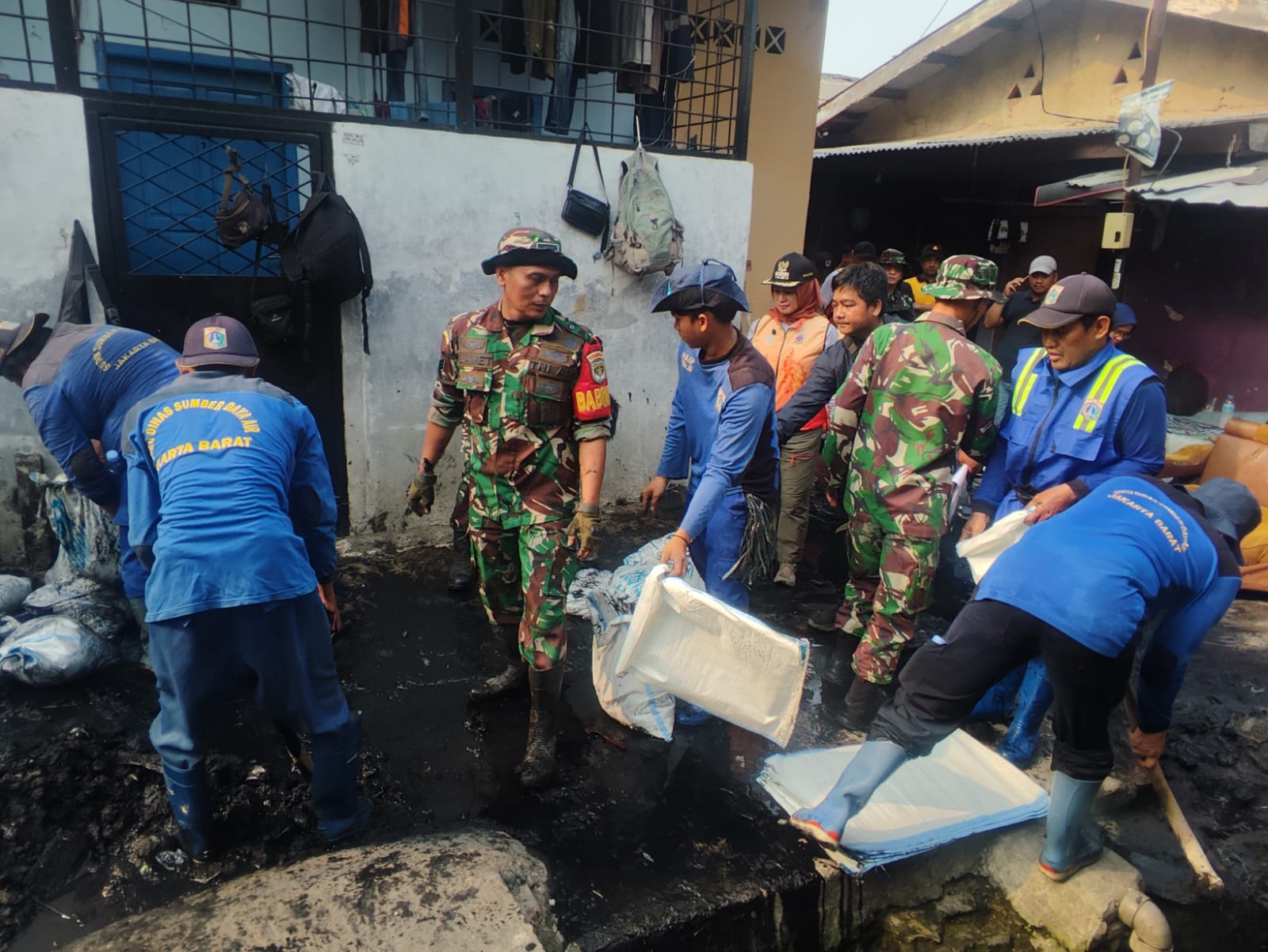 Gerbek Lumpur Serentak Dimulai, Pemkot Jakbar Targetkan Titik Banjir Berkurang Signifikan pada 2027 (1)