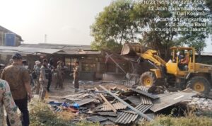 Pemkot Jakarta Barat Tertibkan Aset Milik Pemprov DKI di Duri Kosambi (2)