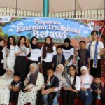 Putra Putri Budaya DKI Jakarta 2026 Kenalkan Budaya Betawi kepada Anak Yatim di Museum Betawi Setu Babakan (3)