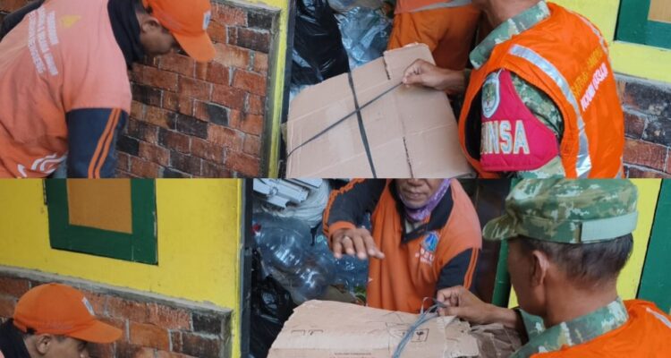 Bersama PPSU Komduk dan Masyarakat, Satgas Sampah Koramil 07/KB Serka Saidin Lakukan Pengangkutan Sampah Bersama PPSU Komduk dan Masyarakat, Satgas Sampah Koramil 07/KB Serka Saidin Lakukan Pengangkutan Sampah