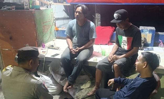 Bhabinkamtibmas Sambangi Warga Pelabuhan Kalibaru, Ajak Masyarakat Jaga Kamtibmas dan Waspadai Kebakaran