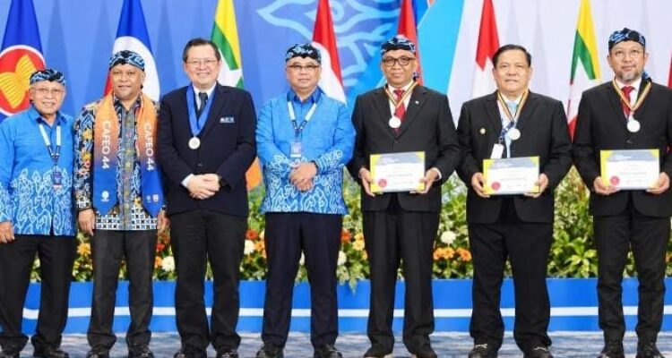 Gelar ASEAN Eng. Wamenaker dan Arah Industrialisasi Inklusif Indonesia Gelar ASEAN Eng. Wamenaker dan Arah Industrialisasi Inklusif Indonesia