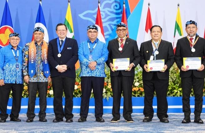 Gelar ASEAN Eng. Wamenaker dan Arah Industrialisasi Inklusif Indonesia