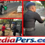 Brimob Metro Jaya Bagikan Sembako untuk Petugas Kebersihan di Bekasi Brimob Metro Jaya Bagikan Sembako untuk Petugas Kebersihan di Bekasi