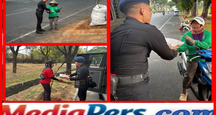Brimob Metro Jaya Bagikan Sembako untuk Petugas Kebersihan di Bekasi Brimob Metro Jaya Bagikan Sembako untuk Petugas Kebersihan di Bekasi