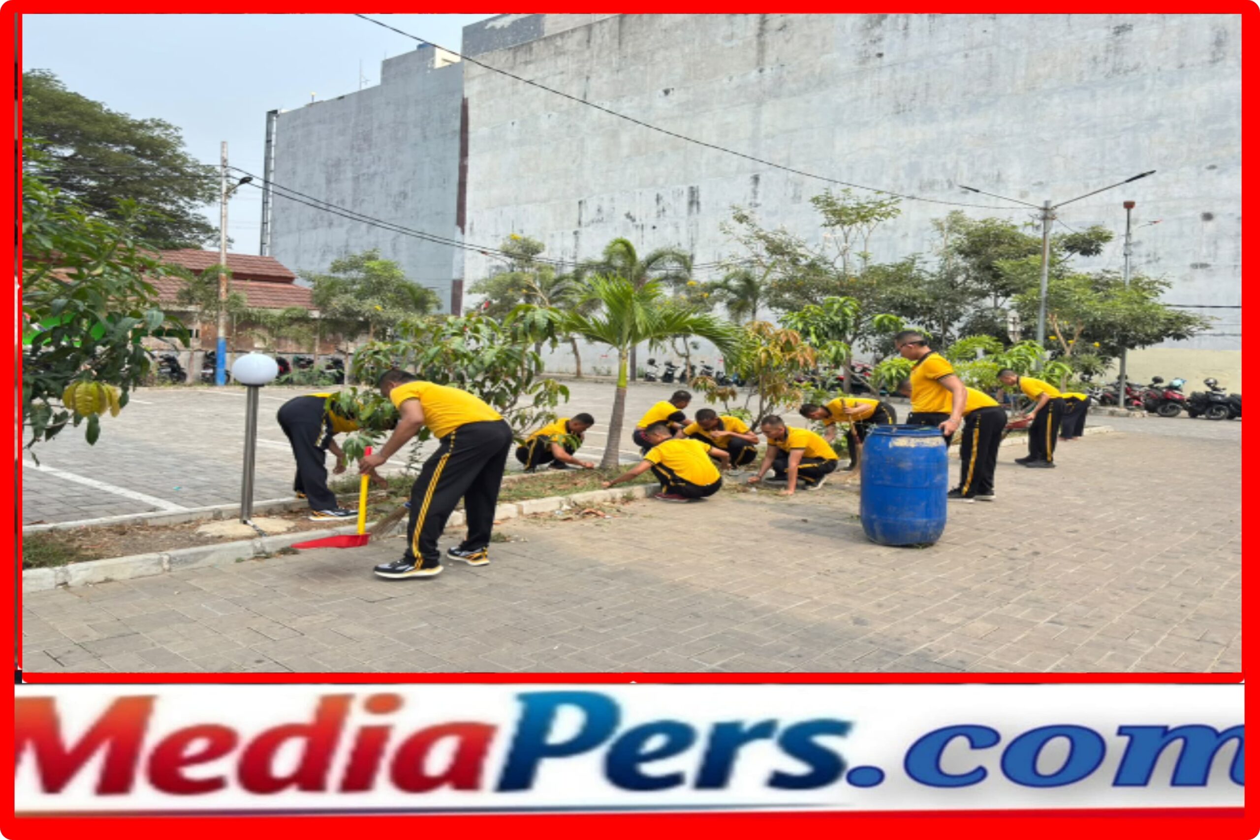 Brimob Metro Jaya Gelar Jumat Bersih, Jaga Kebersihan Masjid di Harapan Indah Bekasi