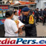 Brimob Metro Jaya Bagikan Sembako untuk Warga Kwitang, Perkuat Kepedulian Sosial