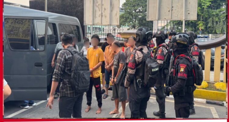 Brimob Polda Metro Jaya Sisir Dua Lokasi di Matraman Amankan 8 Orang dalam Tindak Dugaan Peredaran Narkoba