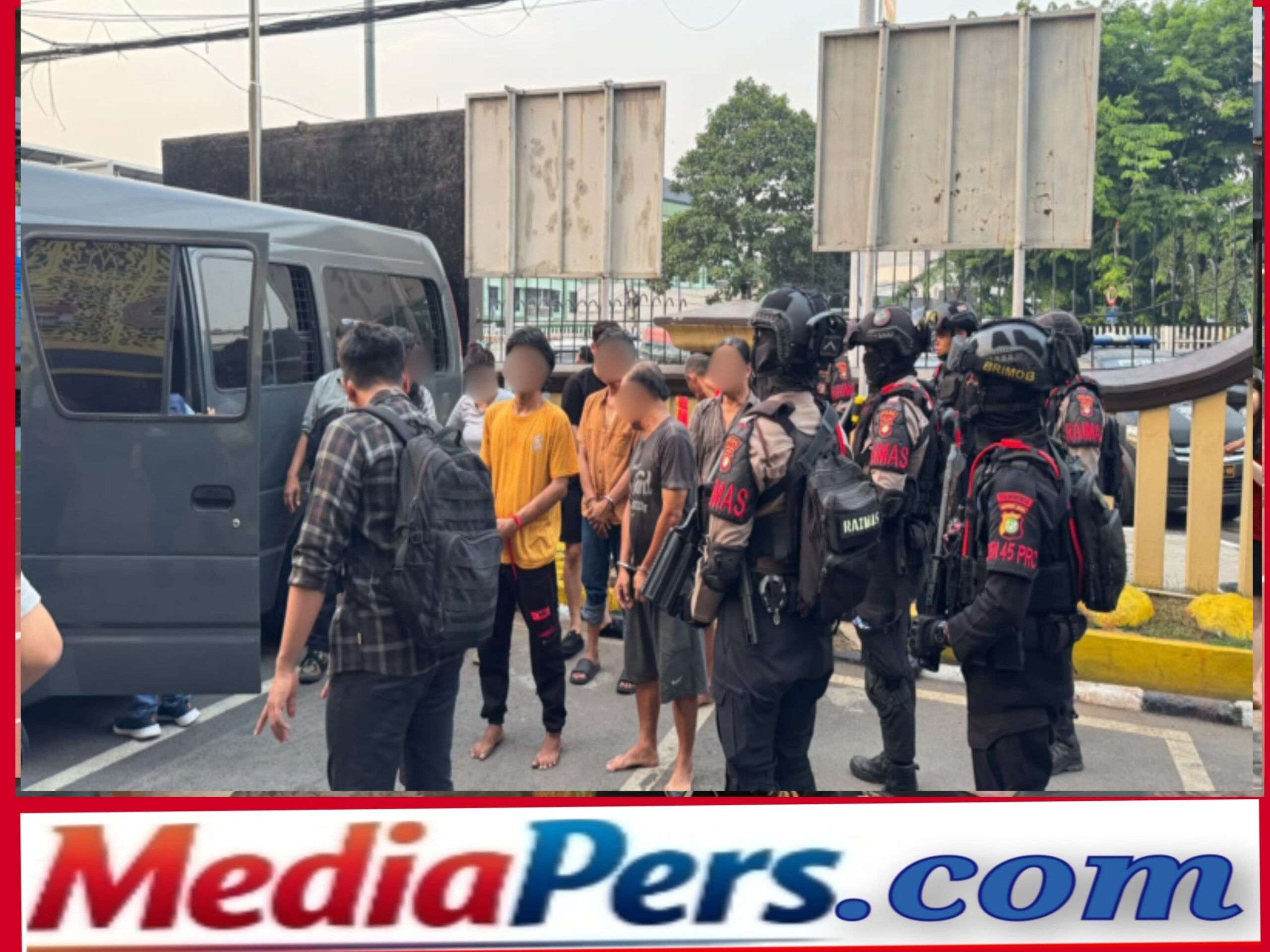 Brimob Polda Metro Jaya Sisir Dua Lokasi di Matraman Amankan 8 Orang dalam Tindak Dugaan Peredaran Narkoba