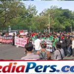 Gabungan Mahasiswa Gelar Aksi Evaluasi Dua Tahun Pemerintahan Prabowo-Gibran di Monas