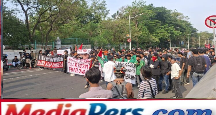 Gabungan Mahasiswa Gelar Aksi Evaluasi Dua Tahun Pemerintahan Prabowo-Gibran di Monas Gabungan Mahasiswa Gelar Aksi Evaluasi Dua Tahun Pemerintahan Prabowo-Gibran di Monas