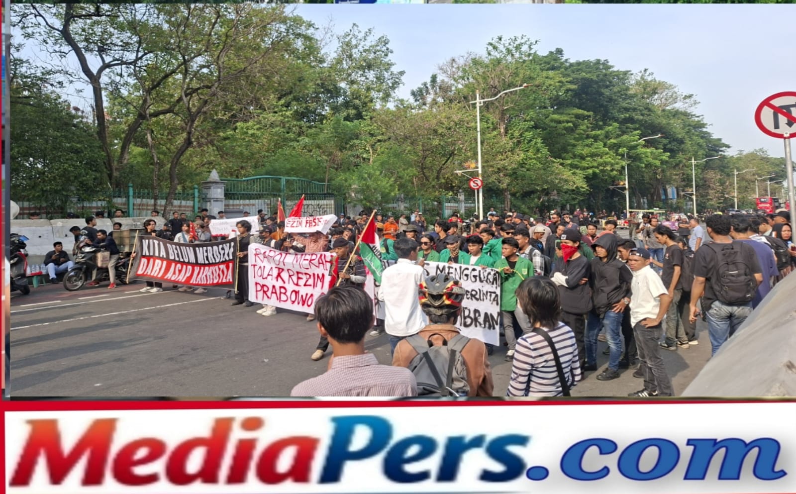 Gabungan Mahasiswa Gelar Aksi Evaluasi Dua Tahun Pemerintahan Prabowo-Gibran di Monas