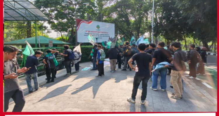 HMI Cabang Ciputat Gelar Aksi di Kementerian LHK, Desak Menhut Raja Juli Antoni Dicopot dan Karhutla Jadi Bencana Nasional HMI Cabang Ciputat Gelar Aksi di Kementerian LHK, Desak Menhut Raja Juli Antoni Dicopot dan Karhutla Jadi Bencana Nasional