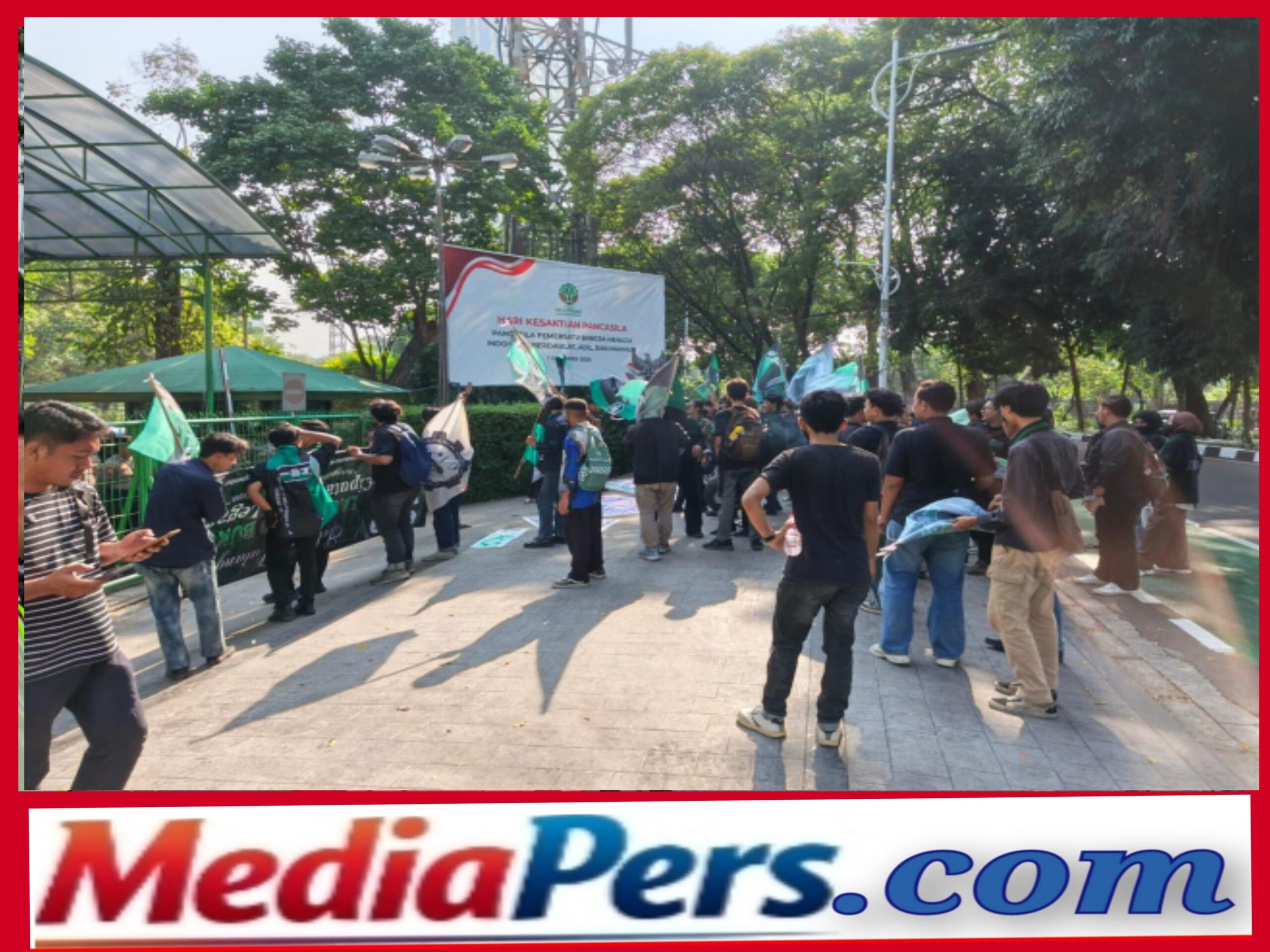 HMI Cabang Ciputat Gelar Aksi di Kementerian LHK, Desak Menhut Raja Juli Antoni Dicopot dan Karhutla Jadi Bencana Nasional