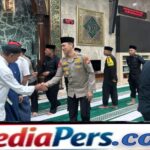 Dansat Brimob Dampingi Kapolda Metro Jaya Salat Subuh Bersama Warga di Masjid Agung Sunda Kelapa Dansat Brimob Dampingi Kapolda Metro Jaya Salat Subuh Bersama Warga di Masjid Agung Sunda Kelapa