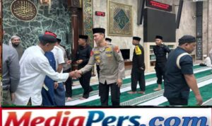 Dansat Brimob Dampingi Kapolda Metro Jaya Salat Subuh Bersama Warga di Masjid Agung Sunda Kelapa Dansat Brimob Dampingi Kapolda Metro Jaya Salat Subuh Bersama Warga di Masjid Agung Sunda Kelapa