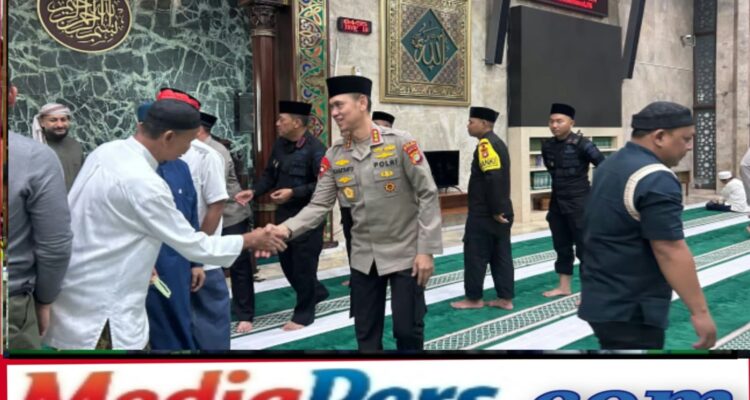 Dansat Brimob Dampingi Kapolda Metro Jaya Salat Subuh Bersama Warga di Masjid Agung Sunda Kelapa
