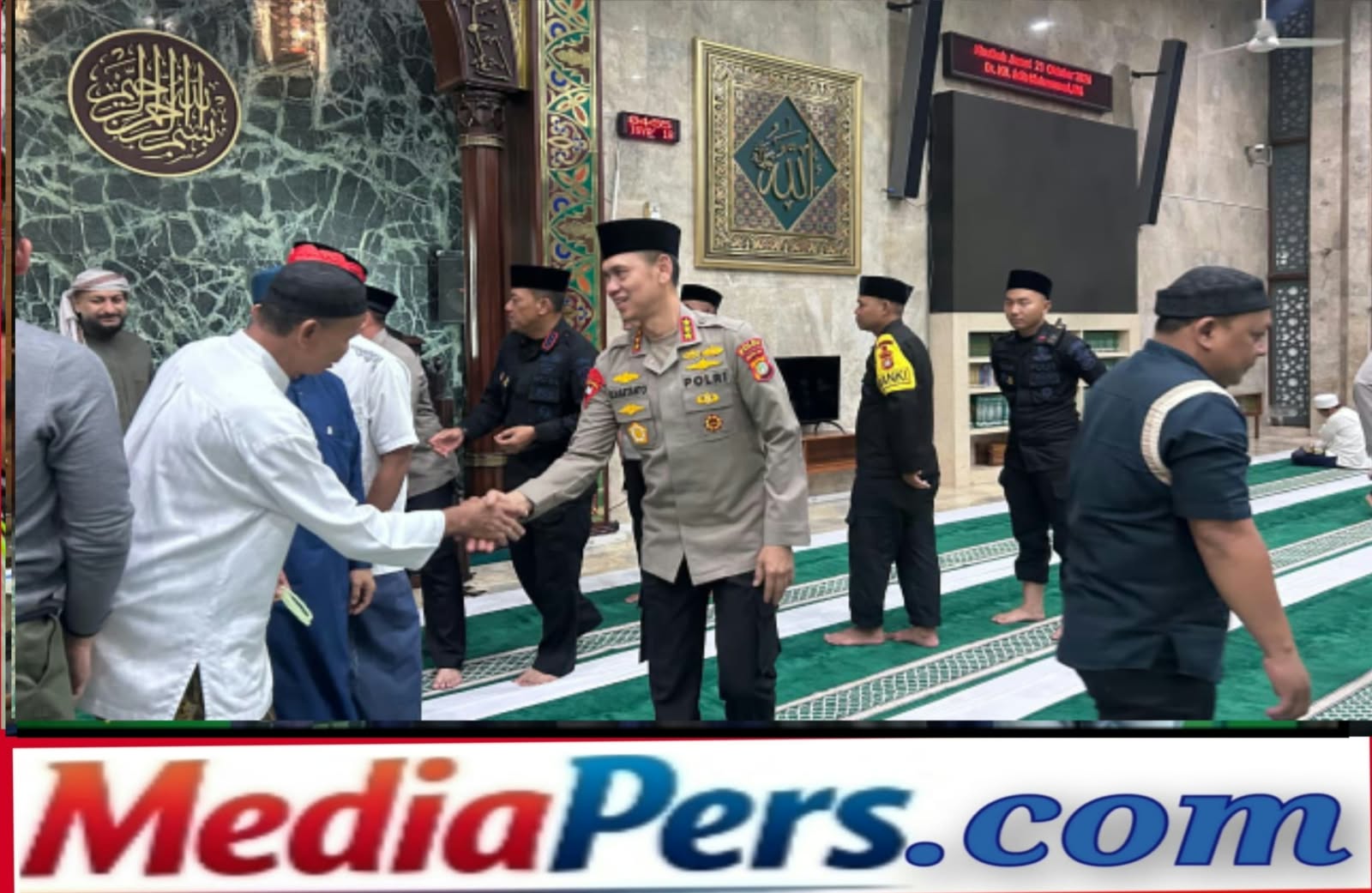 Dansat Brimob Dampingi Kapolda Metro Jaya Salat Subuh Bersama Warga di Masjid Agung Sunda Kelapa