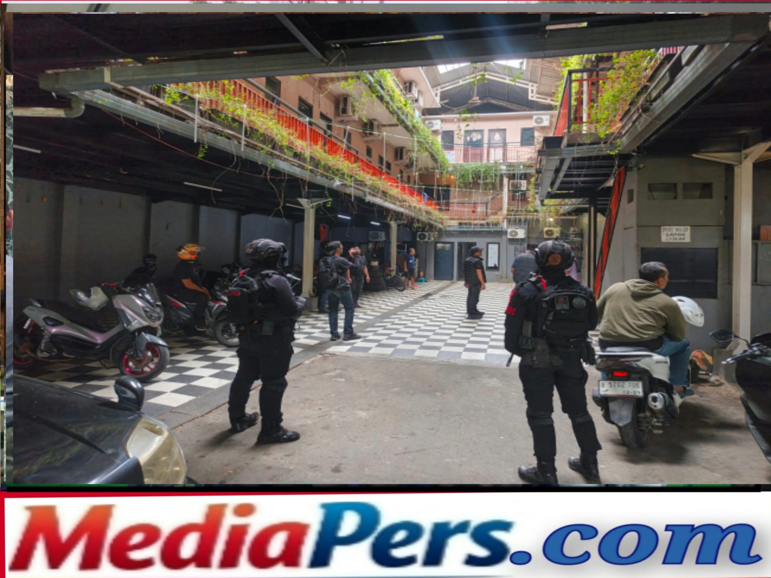 Brimob Polda Metro Jaya Backup Pemulihan Kampung Ambon, Sejumlah Senjata Tajam Disita Brimob Polda Metro Jaya Backup Pemulihan Kampung Ambon, Sejumlah Senjata Tajam Disita