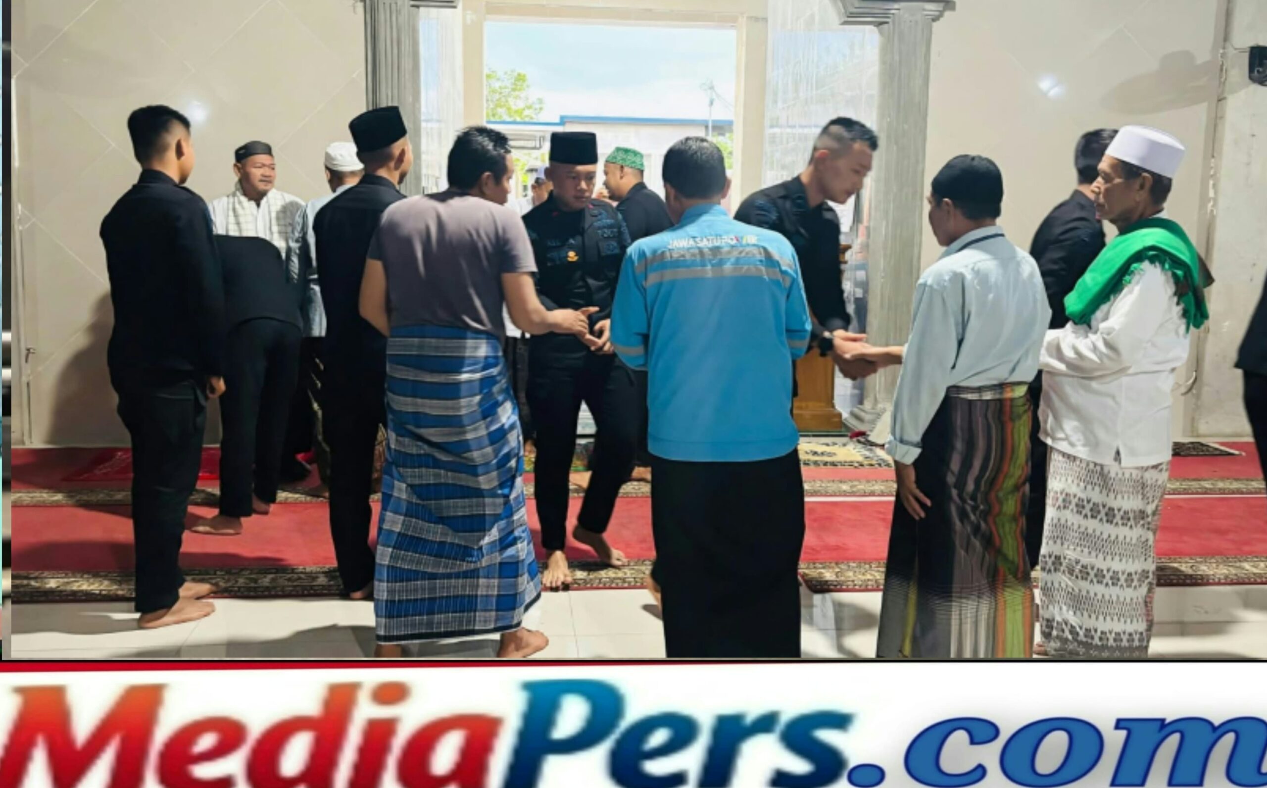 Batalyon D Pelopor Gelar Salat Subuh Keliling di Cikarang Pusat, Pererat Kedekatan dengan Warga