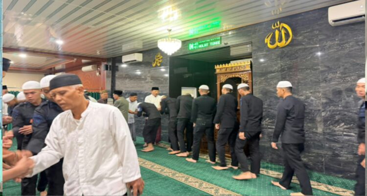 Batalyon B Pelopor Gelar Salat Subuh Berjamaah, Pererat Silaturahmi dengan Warga Batalyon B Pelopor Gelar Salat Subuh Berjamaah, Pererat Silaturahmi dengan Warga