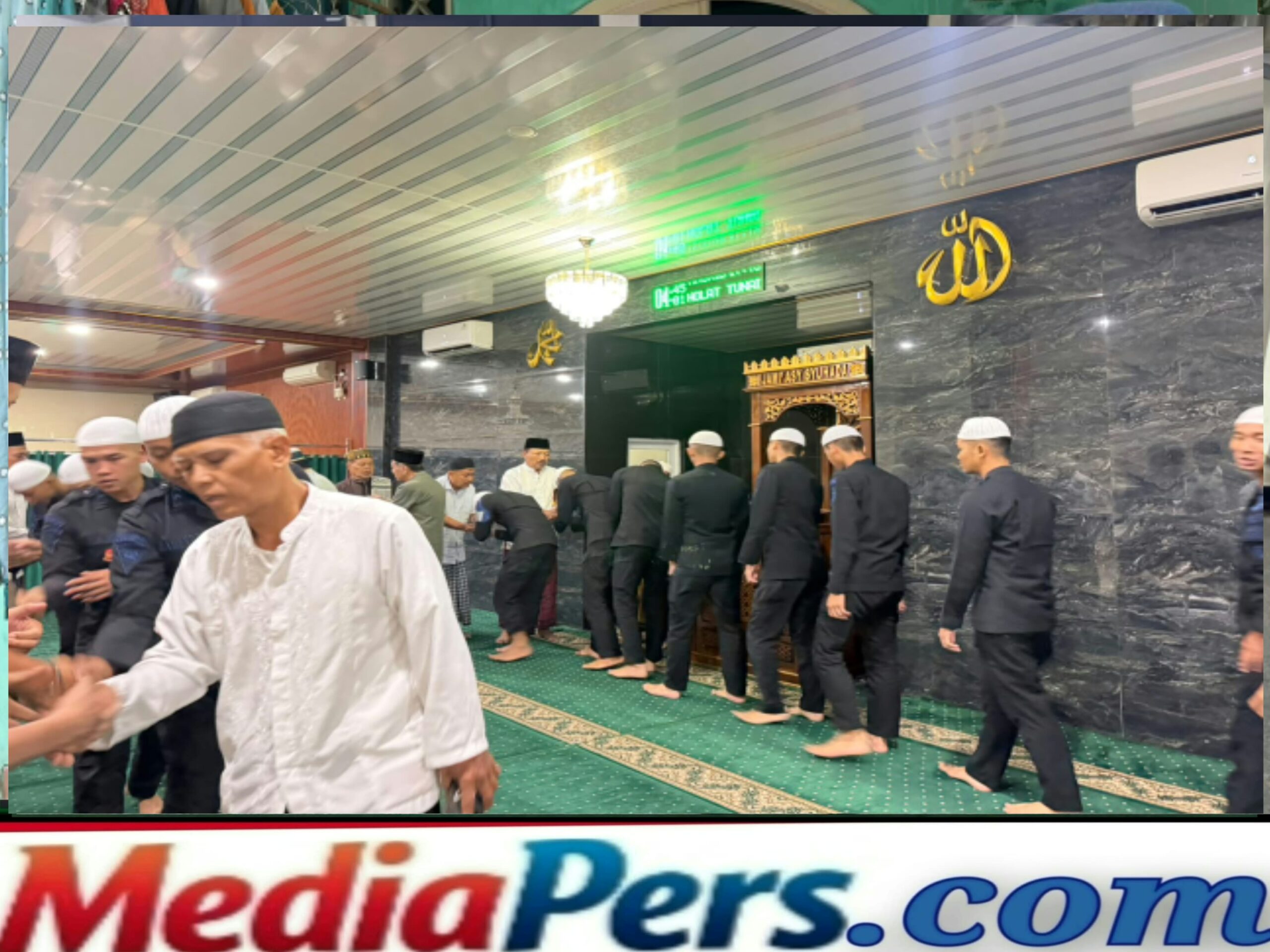 Batalyon B Pelopor Gelar Salat Subuh Berjamaah, Pererat Silaturahmi dengan Warga