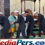 Batalyon A Pelopor Bangun Kedekatan dengan Warga Lewat Salat Subuh Bersama Batalyon A Pelopor Bangun Kedekatan dengan Warga Lewat Salat Subuh Bersama